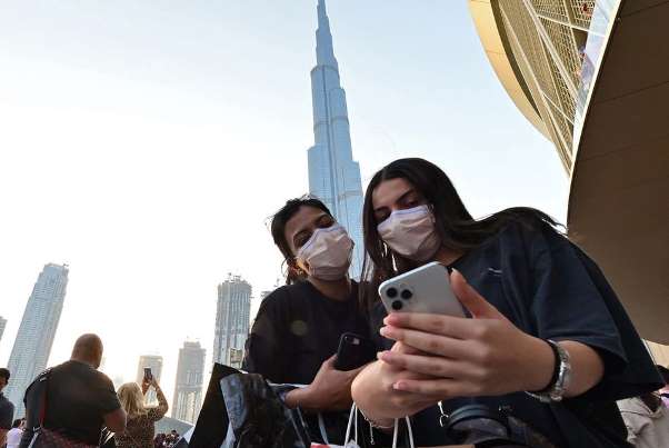 Власти ОАЭ отменили обязательное ношения масок на улице