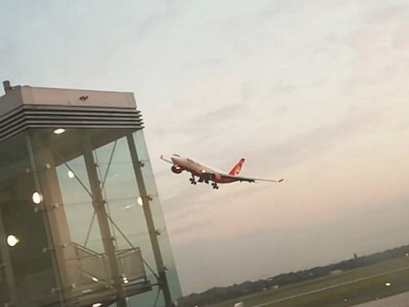 Air Berlin pilot under investigation for &#039;lap of honour&#039; fly past (Video)