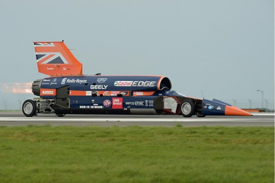 Bloodhound Super Sonic hits 200 mph in 9 seconds (Video)