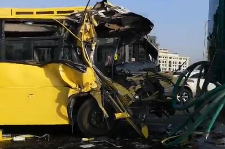 В Дубае 15 школьников пострадали в результате аварии школьного автобусе 