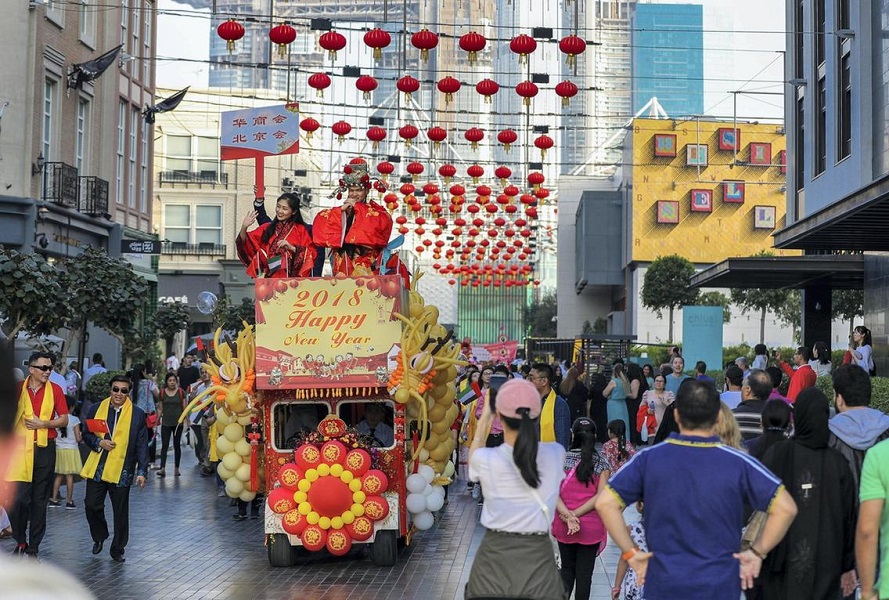 Dragon takes flight on Burj Khalifa for Chinese New Year (Video)