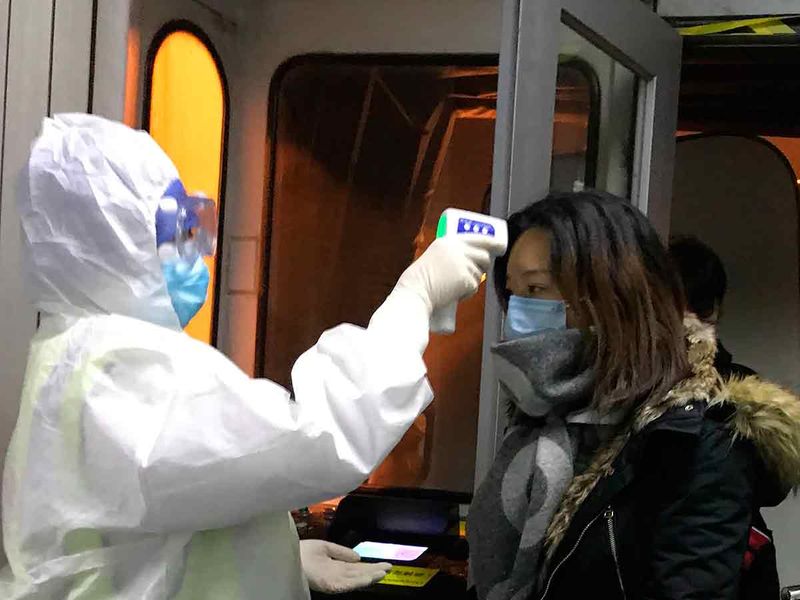 В аэропортах Абу-Даби и Дубая проверяют пассажиров на наличие нового коронавируса 