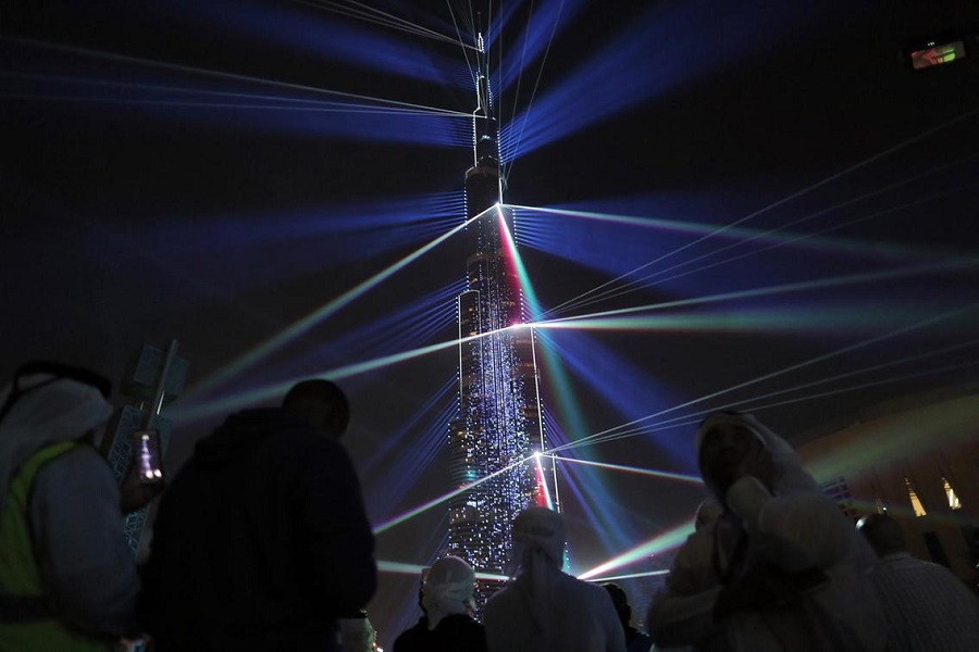 Tens of thousands turn out for New Year&#039;s Eve laser show in Dubai (Video)