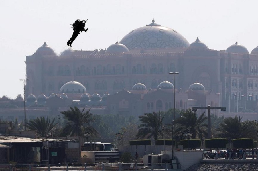 Jetman wows crowds at Red Bull Air Race 