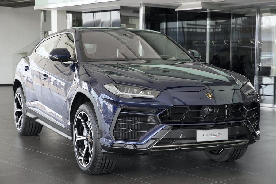 Lamborghini unveils the Urus in the UAE (Video)