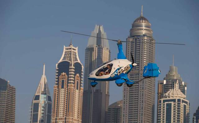 Stan Wawrinka spins around in a Skydive Dubai gyrocopter!