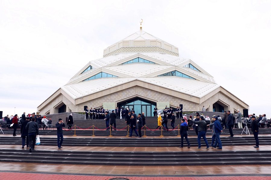 New mosque in futuristic style open in Astana