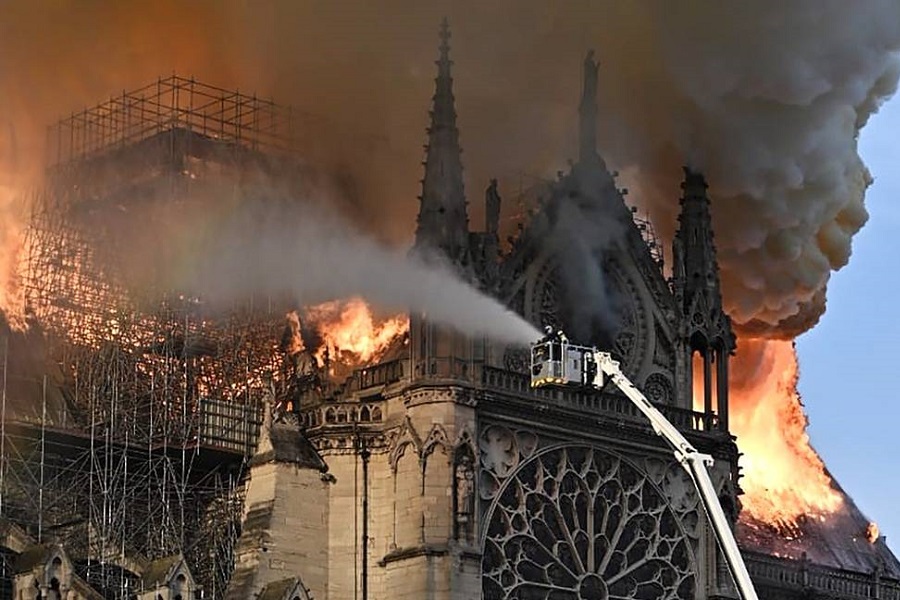 Fire breaks out at Paris&#039; Notre Dame Cathedral (Video)