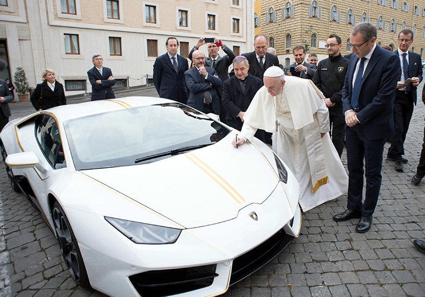 Pope Francis given a Lamborghini sports car