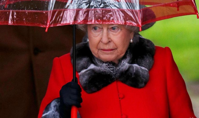 Британская королева отказалась впредь приобретать одежду с натуральным мехом