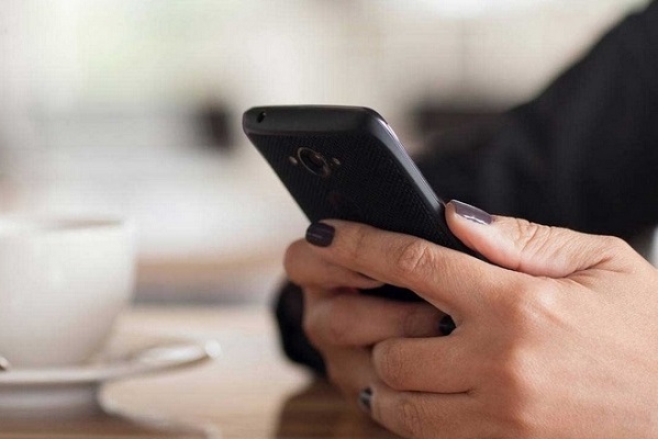 В ОАЭ женщину оштрафовали за копирование СМС из телефона мужа