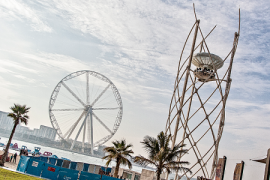 A new way to take a selfie - 40 metres above Dubai (Video)