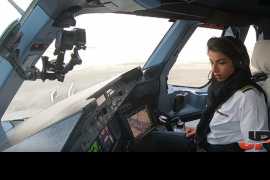 Female Etihad pilots give rare view of A380 taking off for Paris (Video)