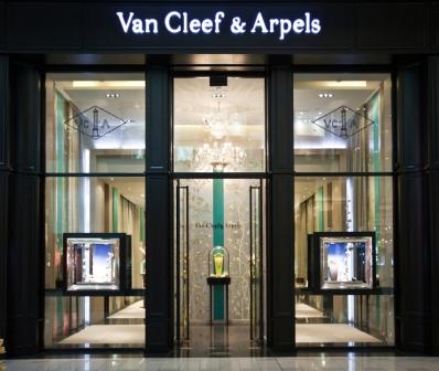 Van Cleef & Arpels shares Couleurs de Paradis collection for viewing